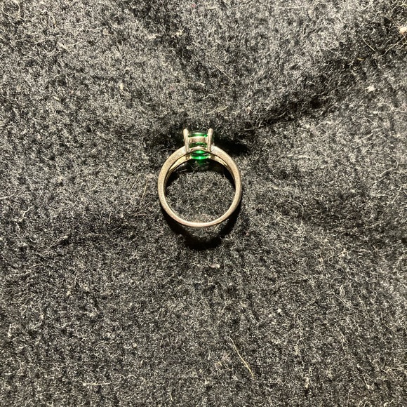 Costume ring beautiful yet simple - Picture 2 of 2